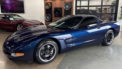 Used 2000 Chevrolet Corvette Coupe w/ Roof Pkg image 1