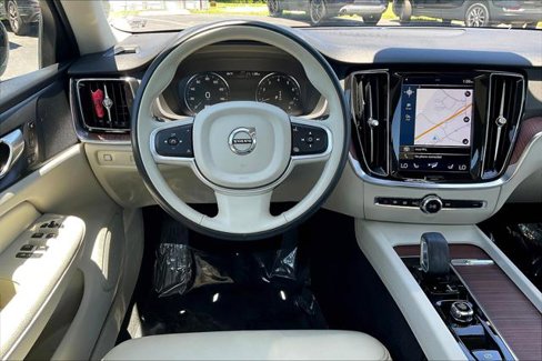 Used 2022 Volvo S60 B5 Momentum image 8