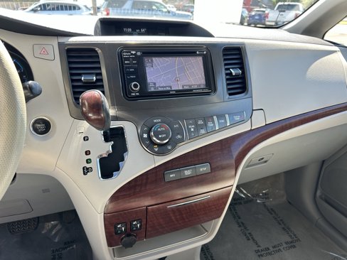 Used 2014 Toyota Sienna XLE image 18