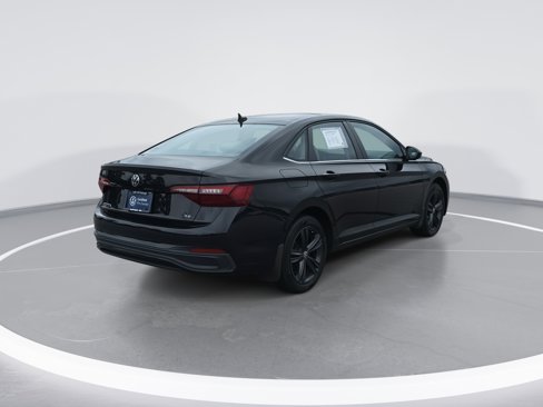 Certified 2022 Volkswagen Jetta SE image 3