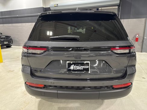 New 2025 Jeep Grand Cherokee Altitude image 10