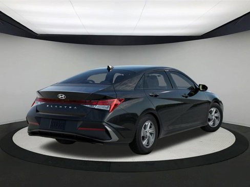 New 2025 Hyundai Elantra SE image 4