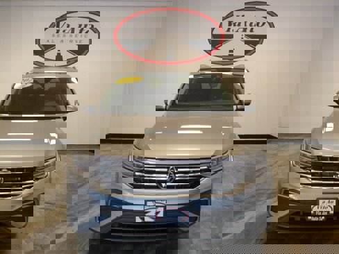 Used 2022 Volkswagen Tiguan SE w/ Panoramic Sunroof Package image 5