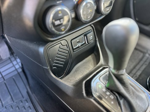 Used 2017 Jeep Renegade Altitude image 21