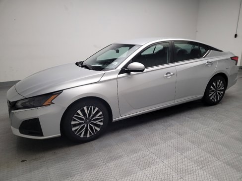 Used 2023 Nissan Altima 2.5 SV image 2