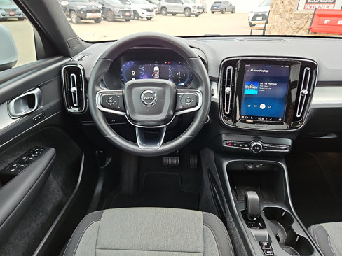 Used 2024 Volvo XC40 B5 Core image 9