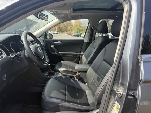 Used 2021 Volkswagen Tiguan SE w/ Panoramic Sunroof Package image 10