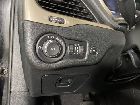 Used 2018 Jeep Cherokee Limited image 35