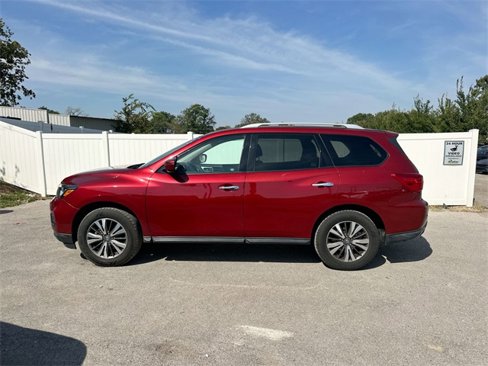 Used 2017 Nissan Pathfinder SV image 2