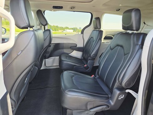 Used 2024 Chrysler Pacifica Touring-L image 14