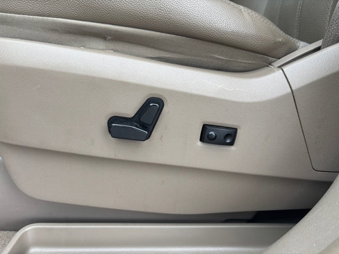 Used 2015 Chrysler Town & Country Touring-L image 12