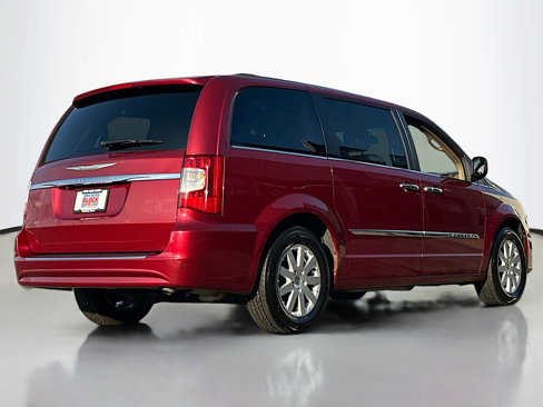 Used 2014 Chrysler Town & Country Touring w/ Driver Convenience Group image 2
