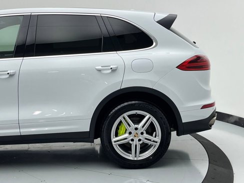 Used 2015 Porsche Cayenne S image 57