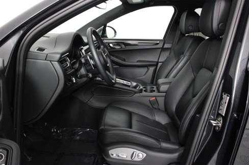 Certified 2025 Porsche Macan image 5
