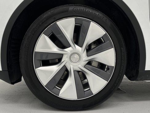 Used 2023 Tesla Model Y Long Range image 9