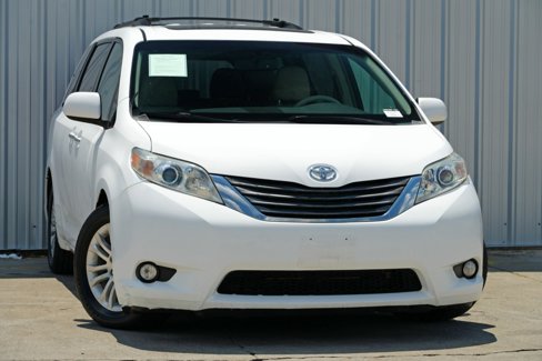 Used 2011 Toyota Sienna XLE image 2