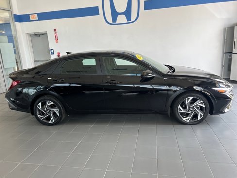 Certified 2025 Hyundai Elantra Sport image 4