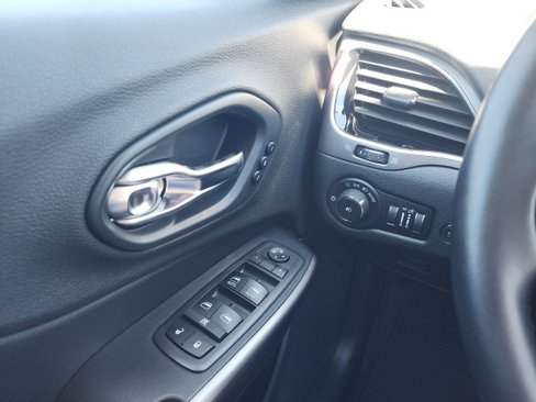 Used 2019 Jeep Cherokee Limited w/ Luxury Group image 36