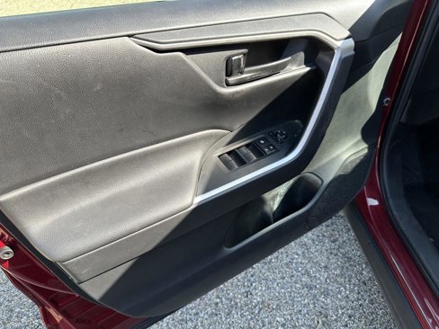 Used 2020 Toyota RAV4 LE image 27