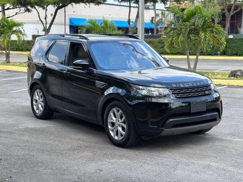 Used 2017 Land Rover Discovery SE image 3