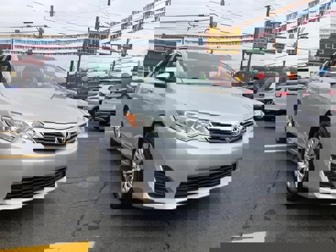 Used 2014 Toyota Camry L image 1