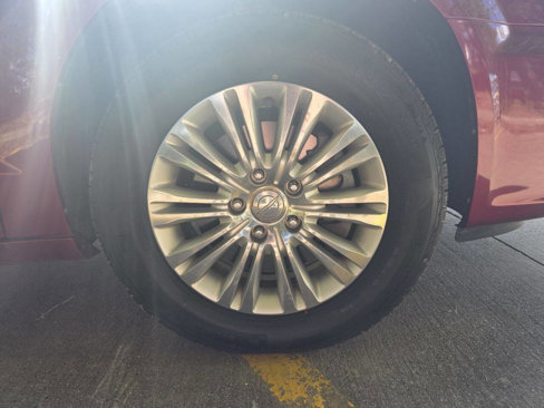 Used 2016 Chrysler Town & Country Limited image 24