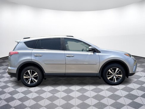 Used 2018 Toyota RAV4 XLE image 2