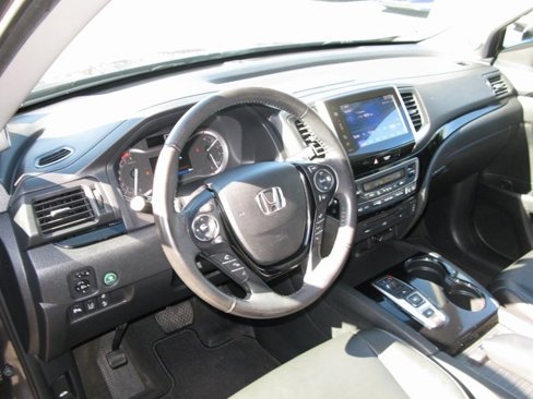Used 2017 Honda Pilot Touring image 13