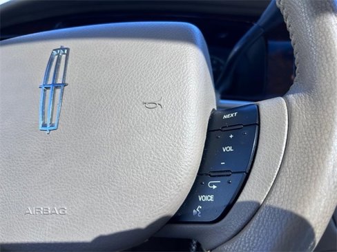 Used 2006 Lincoln Town Car Designer Series image 11