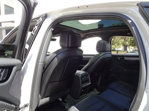 Used 2023 Porsche Cayenne Platinum Edition image 19