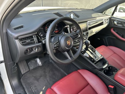 Certified 2025 Porsche Macan image 16