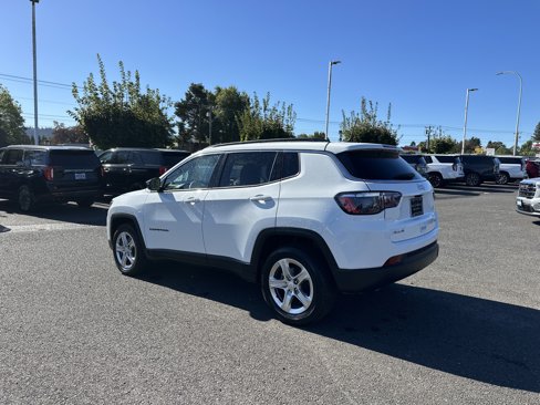 Used 2024 Jeep Compass Latitude image 3