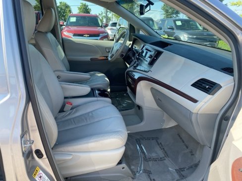 Used 2011 Toyota Sienna XLE image 26