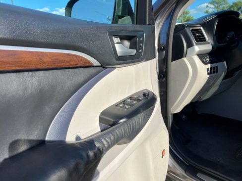 Used 2015 Toyota Highlander Limited image 12