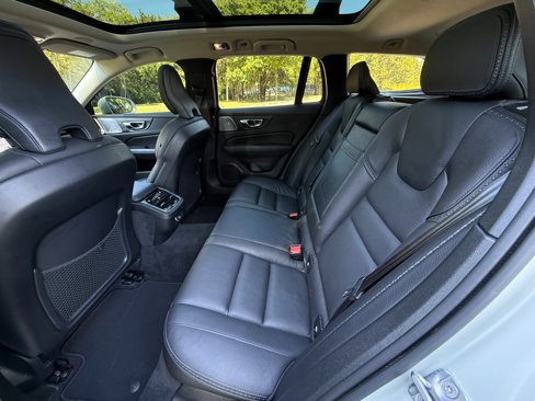 Used 2020 Volvo V60 T5 Cross Country image 25