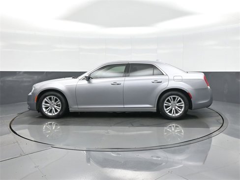 Used 2016 Chrysler 300 C image 4
