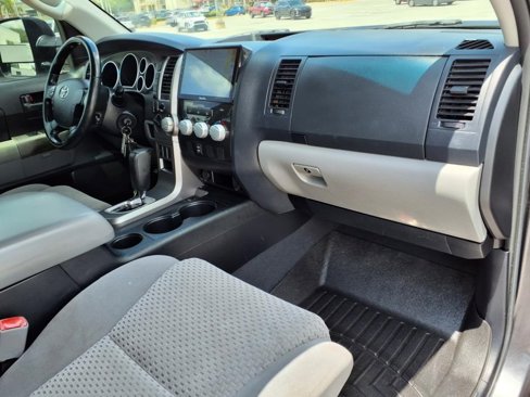 Used 2013 Toyota Tundra 4x4 CrewMax image 11