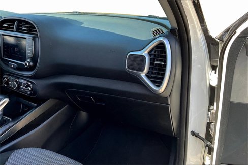 Used 2022 Kia Soul LX image 16