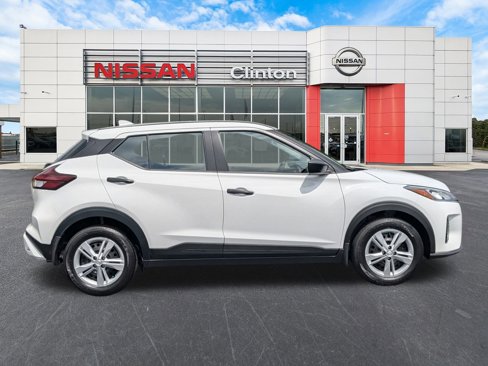New 2025 Nissan Kicks Play S image 2