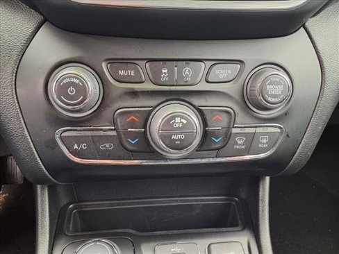 Used 2023 Jeep Cherokee Altitude Lux image 13