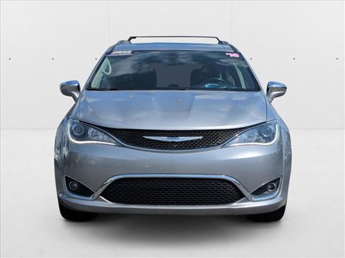 Used 2018 Chrysler Pacifica Limited image 2
