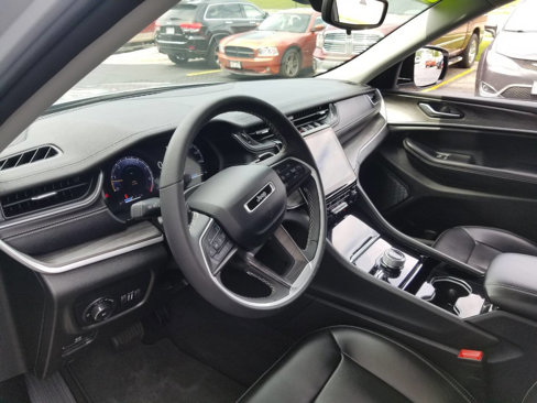 Certified 2023 Jeep Grand Cherokee Limited w/ Black Appearance Package image 10