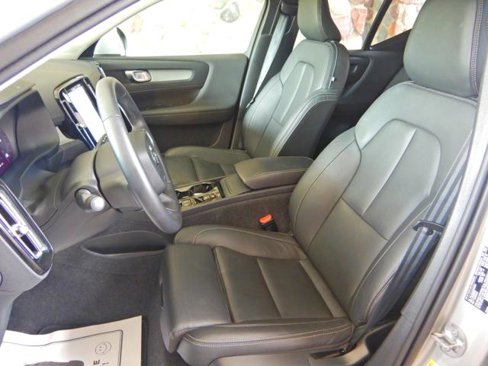 Used 2025 Volvo XC40 B5 Plus image 13