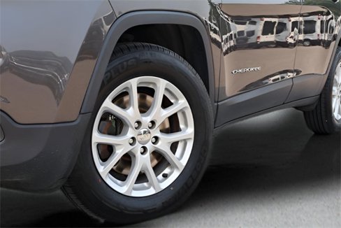 Used 2016 Jeep Cherokee Latitude w/ Cold Weather Group image 11