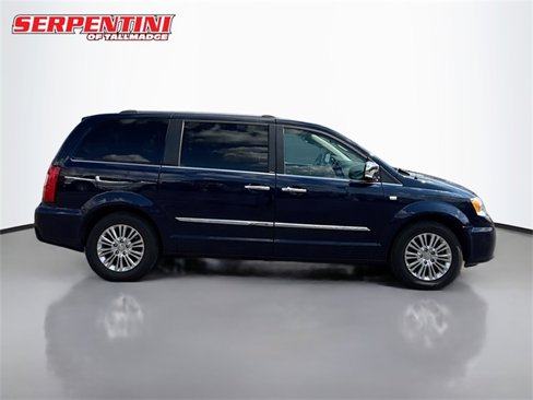 Used 2014 Chrysler Town & Country Touring-L image 6