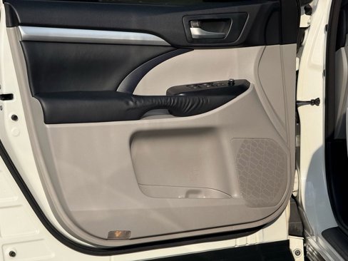 Used 2015 Toyota Highlander XLE image 18