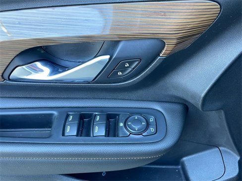 Used 2020 GMC Terrain SLE w/ Elevation Edition image 15