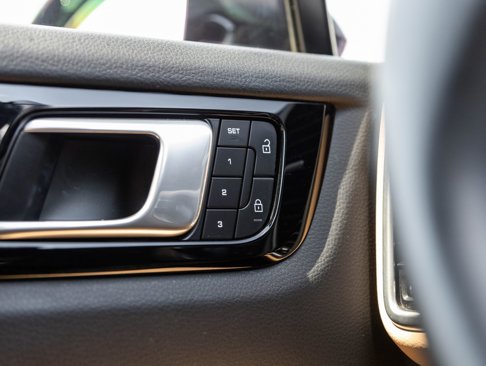 Certified 2022 Porsche Cayenne Platinum Edition image 18