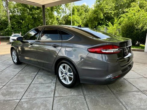 Used 2018 Ford Fusion SE image 2
