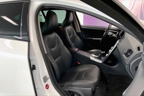 Used 2018 Volvo V60 T5 Cross Country image 12